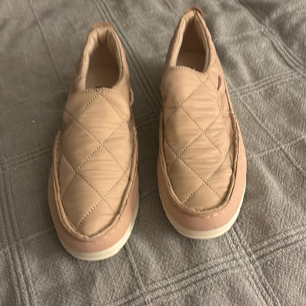 New Sperry flat sneaker type shoes. Size 8. quilted.